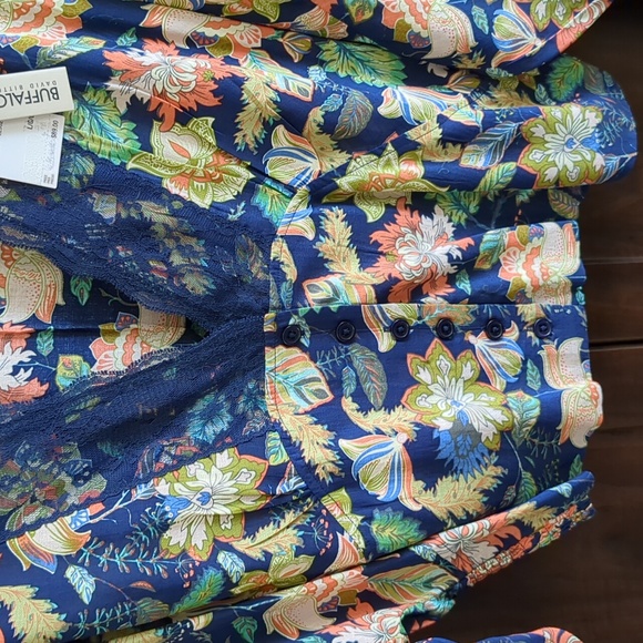 Top - Picture 5 of 6